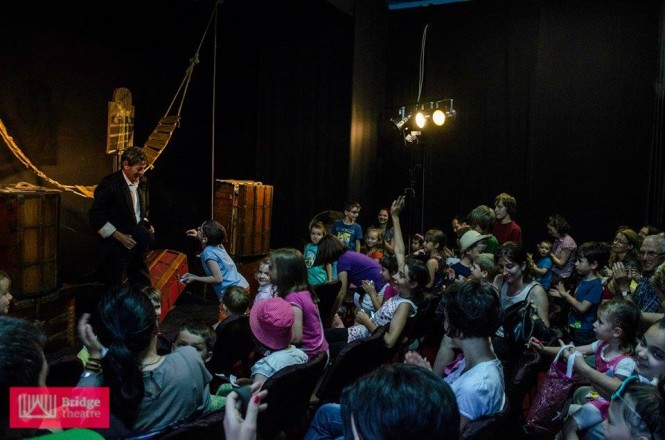 2014-09-bridge-theatre-fata-mosului-fata-babei